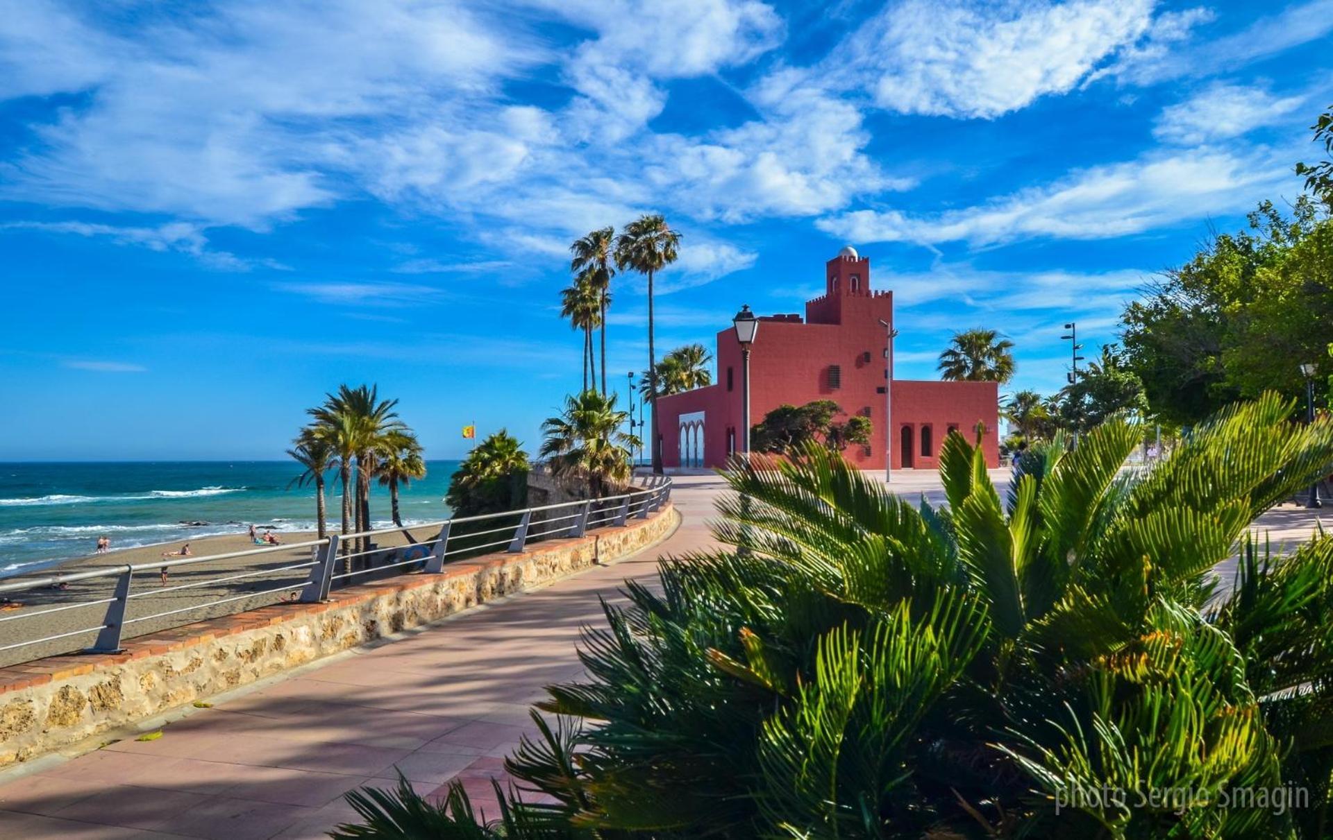 714 Iris Apartamento - Vista Al Mar - Cerca De Tren, Restaurantes, Tiendas - Playa A 10 Min Caminando 贝纳尔马德纳 外观 照片