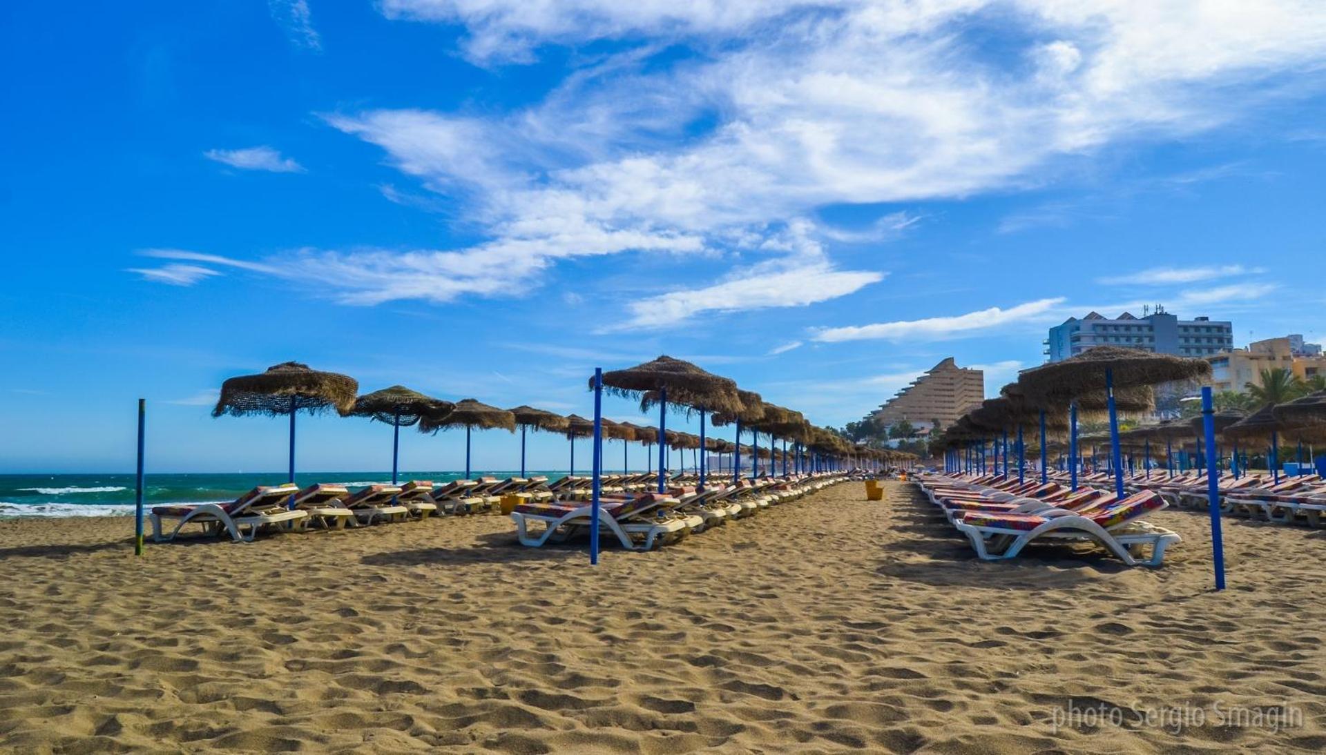 714 Iris Apartamento - Vista Al Mar - Cerca De Tren, Restaurantes, Tiendas - Playa A 10 Min Caminando 贝纳尔马德纳 外观 照片